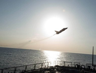 Βίντεο: Όταν τα ρωσικά μαχητικά πετούν πάνω από τα αμερικανικά πλοία